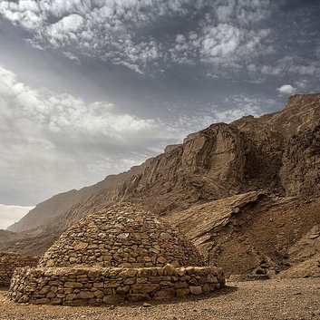 1200px-Beehive_Tombs_Jebel_Hafeet_District_1